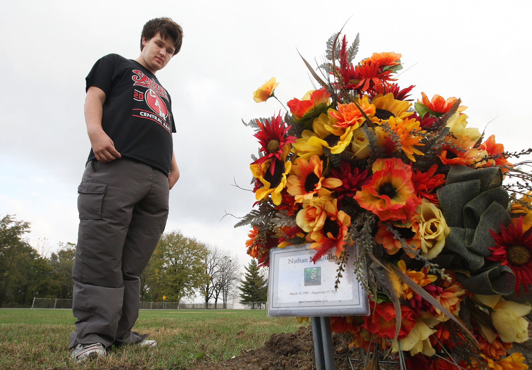 102316-dec-lif-memorialwalk2